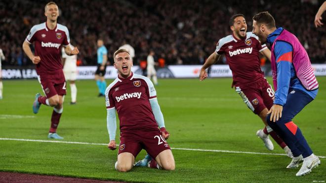 玉昆外援奥斯卡在老家开车遭遇起火，车内人员都及时逃生