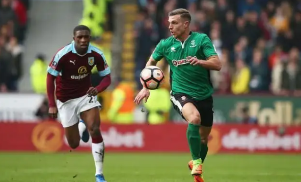 詹姆斯背后传球制造得分机会